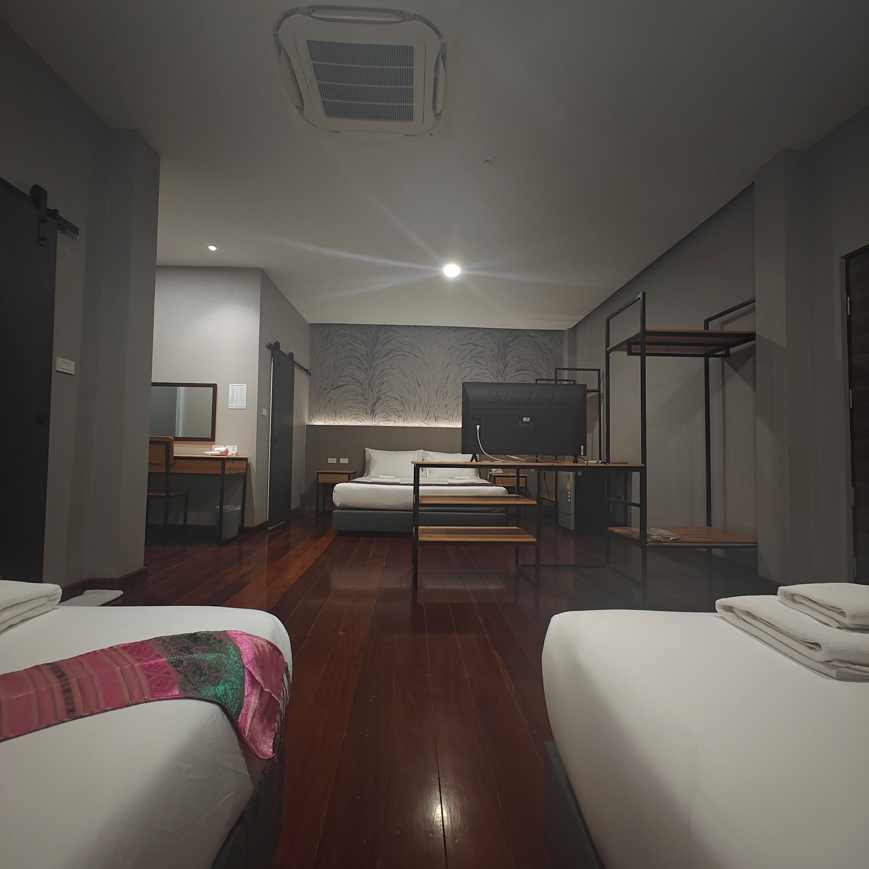 مكتب ومساحة عمل للكمبيوتر المحمول وواي فاي مجانًا وملاءات أسرّة