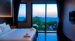 Familienzimmer | Schreibtisch, laptopgeeigneter Arbeitsplatz, kostenloses WLAN