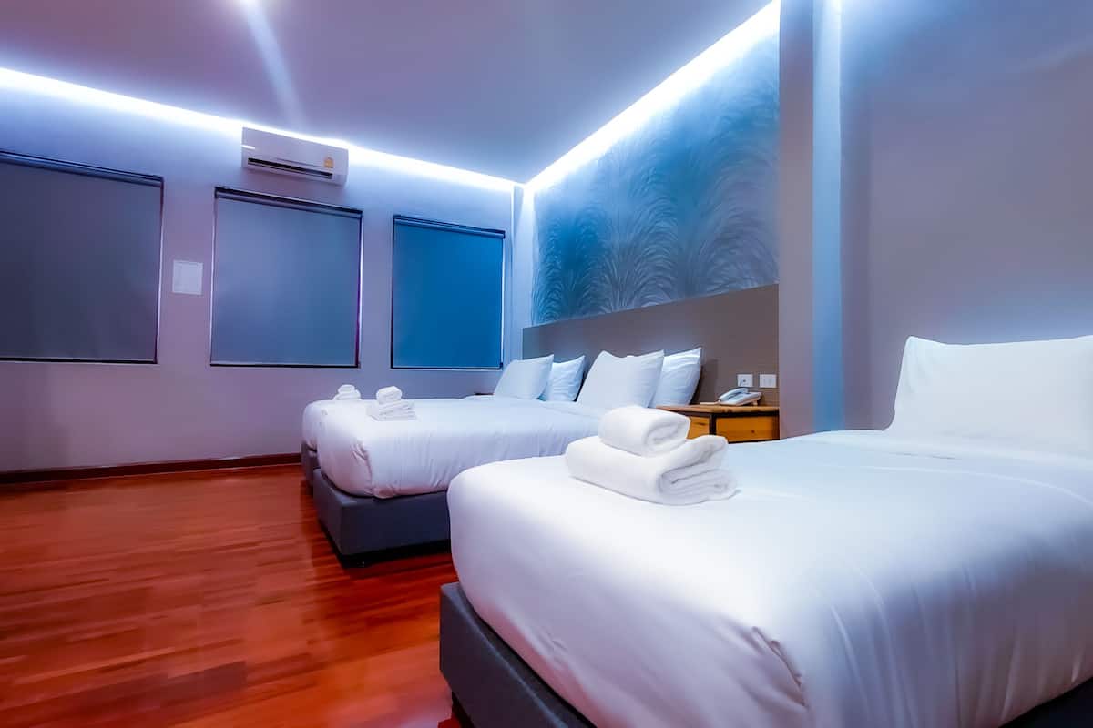 Deluxe Triple Room | Desk, laptop workspace, free WiFi, bed sheets