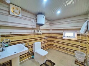Shower, towels, soap, shampoo - An Attic Magical Space -Duplex Room- King size bed (Narkanda)
