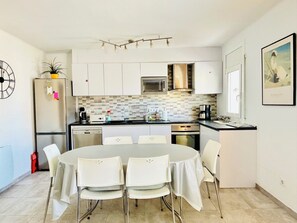 Kühlschrank, Mikrowelle, Ofen, Geschirrspüler