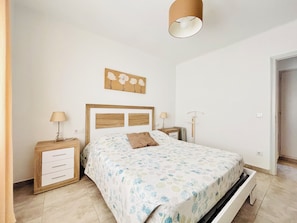 2 Schlafzimmer, Bügeleisen/Bügelbrett
