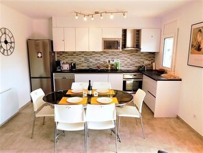 Kjøleskap, mikrobølgeovn, ovn og oppvaskmaskin