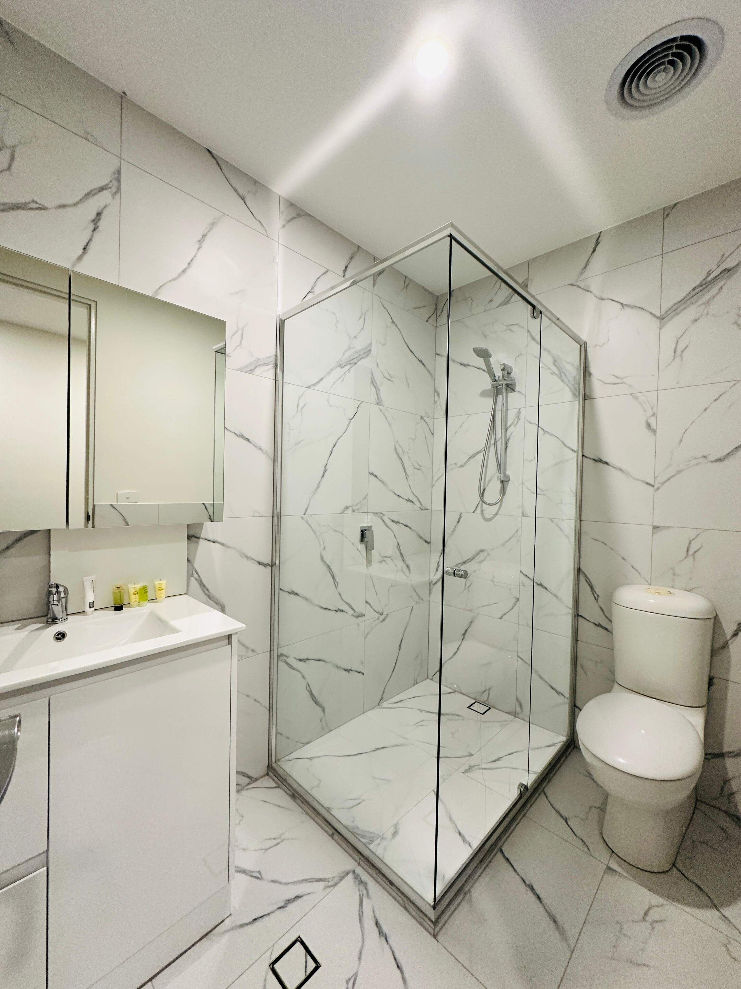 Executive (Deluxe) Studio Room | Bathroom | Combined shower/bathtub, rainfall showerhead, hair dryer, towels