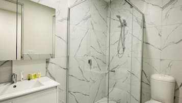 Executive (Deluxe) Studio Room | Bathroom