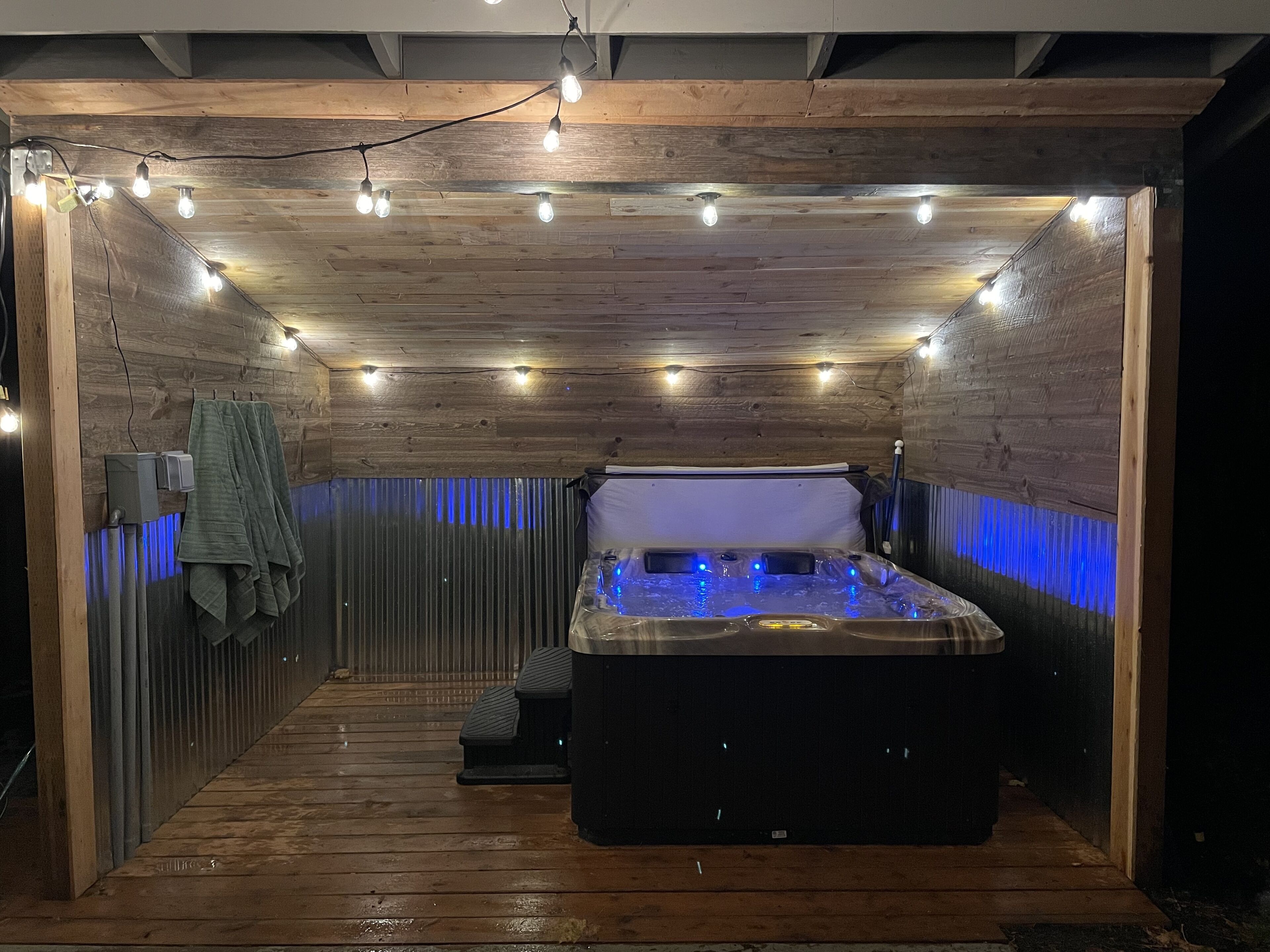 PRIVATE HOT TUB
