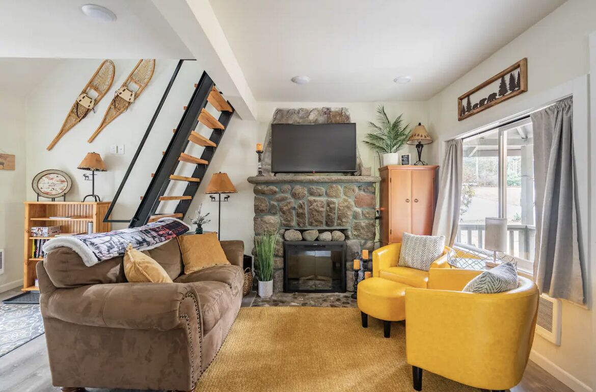 COZY COTTAGE LIVING ROOM