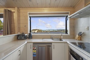 Basic House | Private kitchen | Fridge, microwave, oven, stovetop