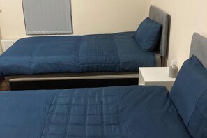 3 bedrooms, WiFi, bed sheets - 3-Bed House Sleeps 7 with Fireplace (Birmingham)