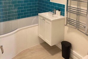 Ensemble douche/baignoire, serviettes fournies