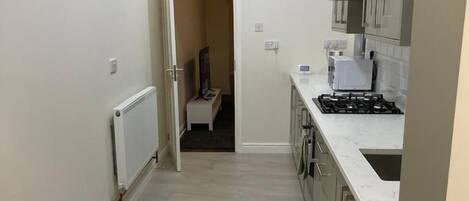 Kylskåp, mikrovågsugn, spishäll och brödrost