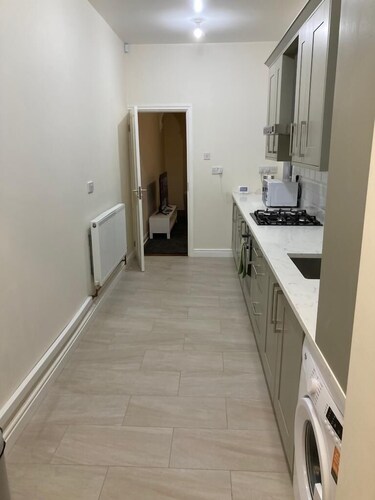 3-Bed House Sleeps 7 with Fireplace
