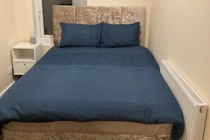 3 bedrooms, WiFi, bed sheets - 3-Bed House Sleeps 7 with Fireplace (Birmingham)