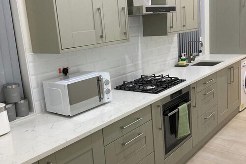 3-Bed House Sleeps 7 with Fireplace