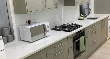 3-Bed House Sleeps 7 with Fireplace