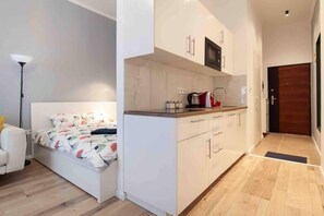 Tabla de planchar con plancha, wifi y ropa de cama 