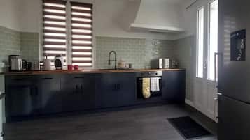 Een koelkast, een microgolfoven, een oven, een kookplaat