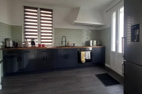 3-Bed House - Sleeps 6 - Garden, Balcony, Parking