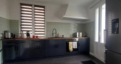 3-Bed House - Sleeps 6 - Garden, Balcony, Parking