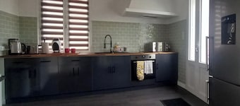 3-Bed House - Sleeps 6 - Garden, Balcony, Parking