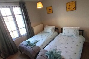 3 bedrooms, iron/ironing board, WiFi, bed sheets - 3-Bed House - Sleeps 6 - Garden, Balcony, Parking (Chateau-Garnier)