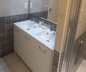 Shower, hair dryer, towels - 3-Bed House - Sleeps 6 - Garden, Balcony, Parking (Chateau-Garnier)