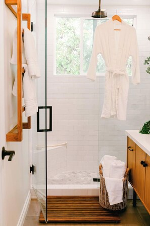 Articles de toilette gratuits, sèche-cheveux, peignoirs