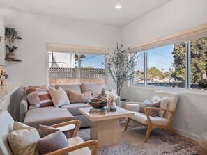 Smart TV, fireplace, offices - Bikes, beach gear, private yard + walk to sand — your OB surf & chill escape awaits. (San Diego)