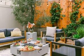 Property grounds - Bikes, beach gear, private yard + walk to sand — your OB surf & chill escape awaits. (San Diego)