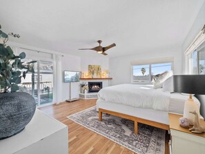 2 bedrooms, desk, iron/ironing board, travel crib - Bikes, beach gear, private yard + walk to sand — your OB surf & chill escape awaits. (San Diego)