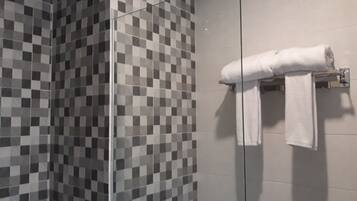 Ducha, cabezal de ducha tipo lluvia, bidet, toallas