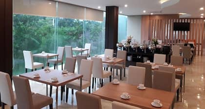 Front One Hotel Airport Solo