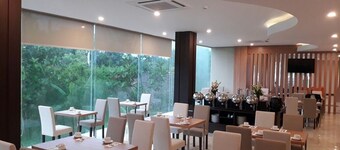 Front One Hotel Airport Solo