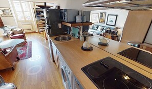 Private kitchen - Large (2 sitting rooms) Central property seconds from Nice Beach. (Nice)