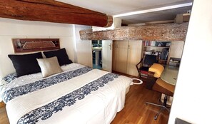 3 bedrooms, WiFi, bed sheets - Large (2 sitting rooms) Central property seconds from Nice Beach. (Nice)