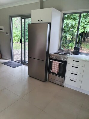 Een koelkast, een magnetron, een oven, een waterkoker
