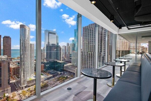Property grounds - Modern Streeterville 2BR w/ Pool & Gym, nr Riverwalk, by Blueground (Chicago)