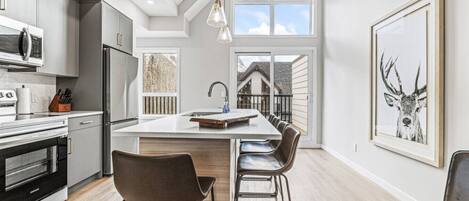 冷蔵庫、電子レンジ、オーブン、コンロ