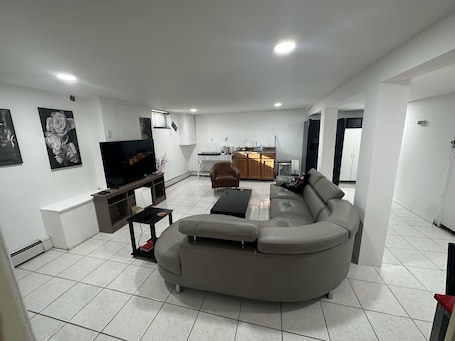 TV, books. Spacious & Cozy 1st Floor & Basement Apartment 15 min from NYC!