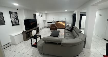 Spacious & Cozy 1st Floor & Basement Apartment 15 min from NYC!