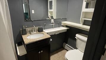 Een haardroger, handdoeken, zeep, shampoo