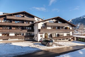 Exterior - Apartment 'Haus Excelsior Top 22' with Mountain View, Shared Garden and Wi-Fi (Seefeld in Tirol)