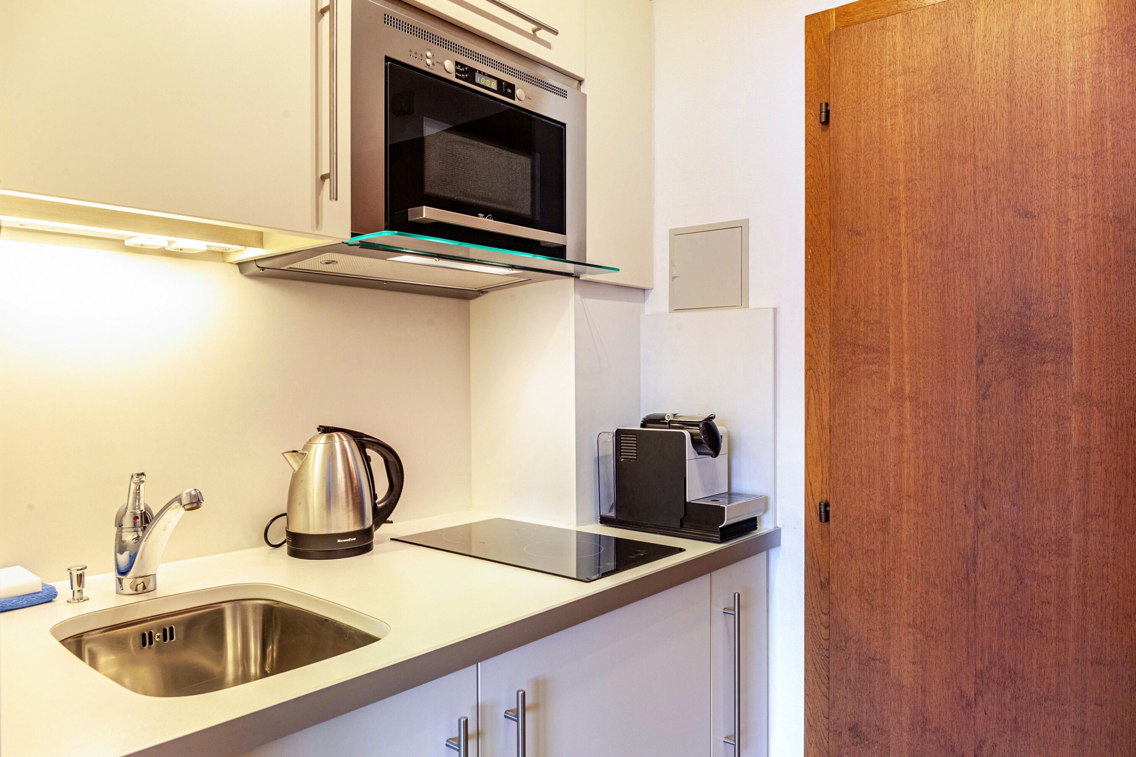 Geladeira, micro-ondas, cooktop, cafeteira/chaleira