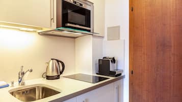 Geladeira, micro-ondas, cooktop, cafeteira/chaleira