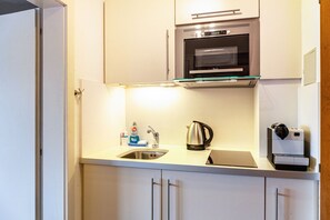 Frigorífico, microondas, placa de cocina y cafetera o tetera