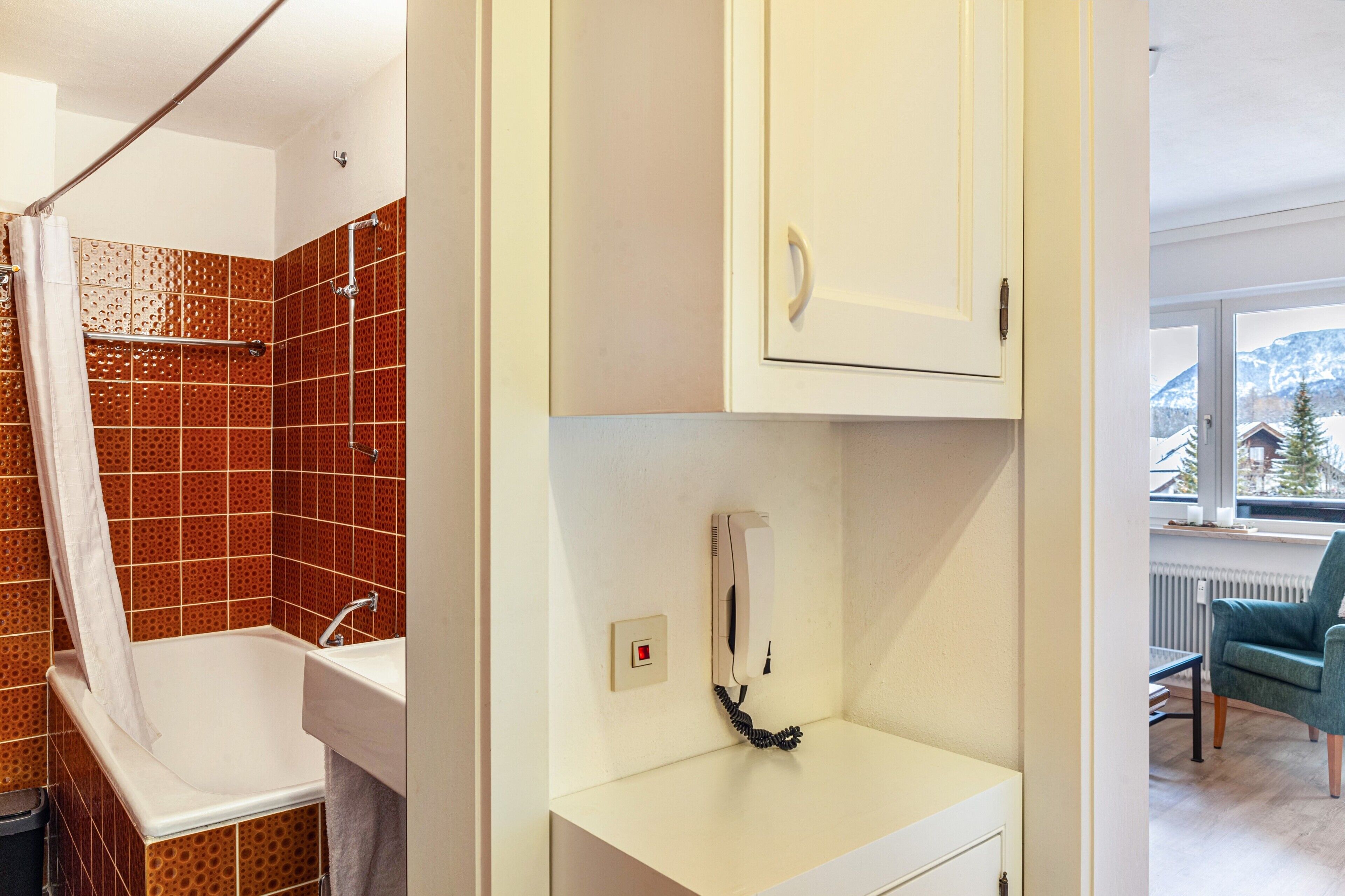 Bañera, artículos de tocador gratuitos, toallas