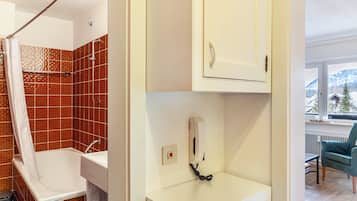 Bañera, artículos de tocador gratuitos, toallas