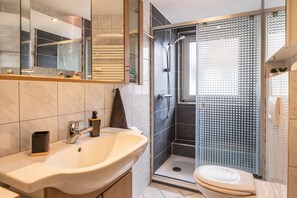 Een douche, een haardroger, handdoeken