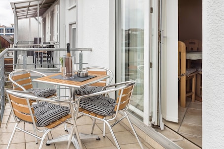 Outdoor dining. Apartment 'Schwarzwaldblick' with Mountain View, Balcony, and Wi-Fi