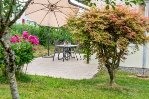 Outdoor dining - Holiday Apartment 'Beutenmühle Straussenfarm Ground Floor' with Private Terrace & Shared Garden (Owingen)